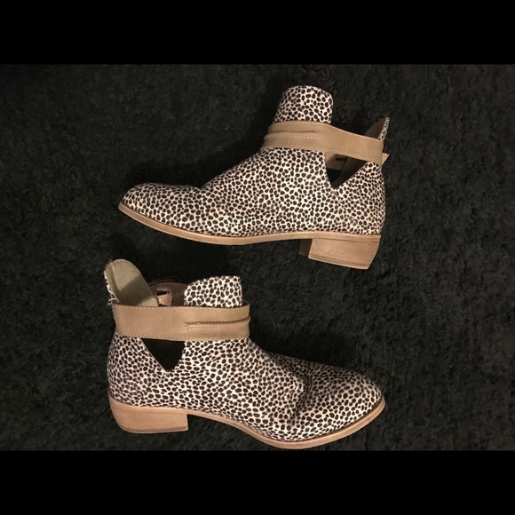 Trendy leopard booties with buckle detail - Picture 2 of 3